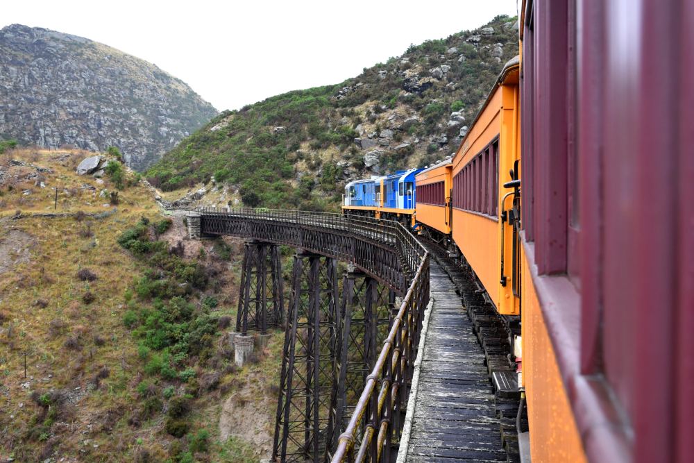 zug auf brücke bea II